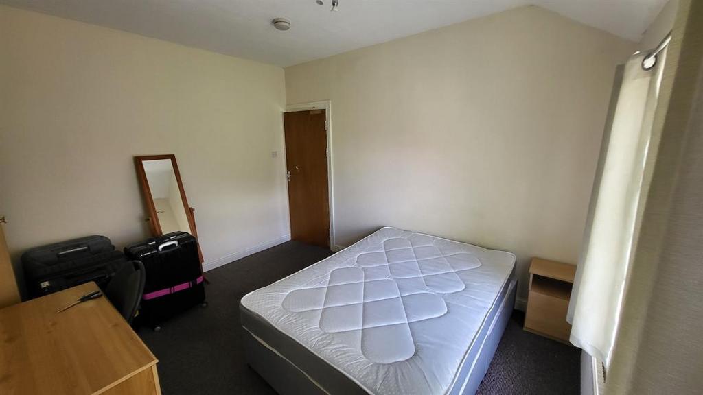 Bright, simply furnished double bedroom with a ...