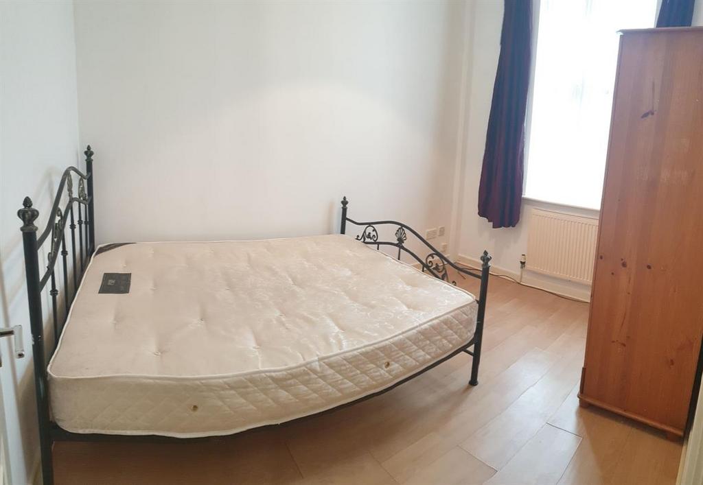 Bright, simply furnished double bedroom with a ...