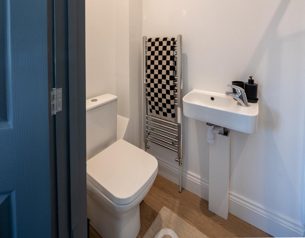 Bright, recently updated cloakroom with a moder...