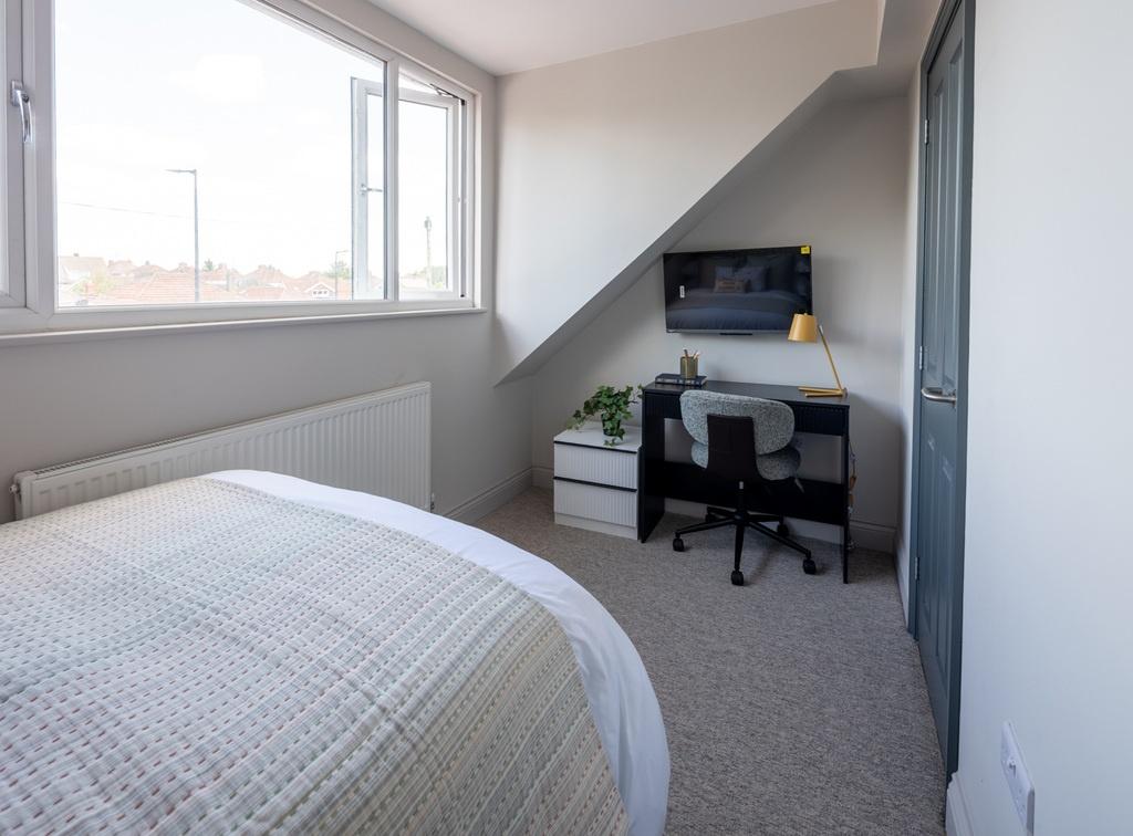 Bright, well-kept double bedroom with a large w...