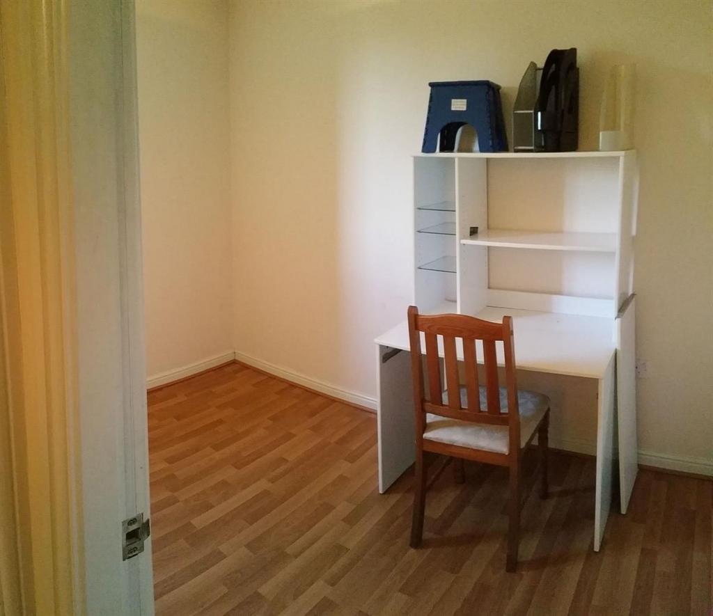 Bright, simply furnished single bedroom with wo...