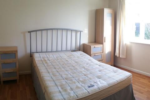 3 bedroom flat to rent, Porterfield Drive Tyldesley, Manchester M29