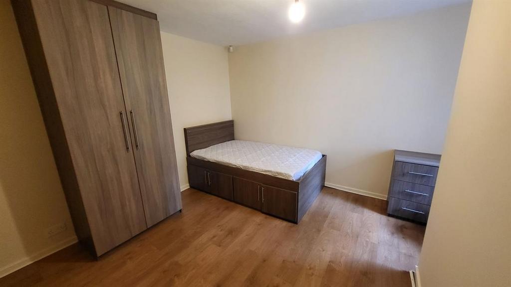 Neat single bedroom with wood-effect flooring, ...
