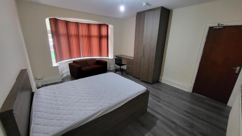 Bright, tidy double bedroom with modern laminat...