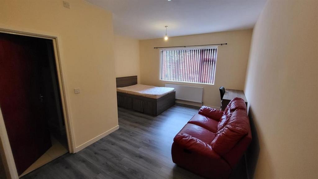 Bright, neatly presented double bedroom with a ...