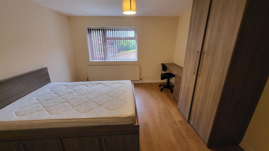 Bright, tidy double bedroom with wooden floorin...