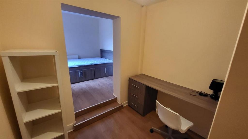 Well-presented bedroom with a study area featur...