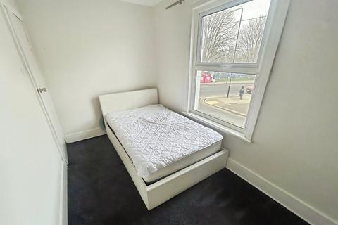 5 bedroom end of terrace house to rent, Prince Regent Lane, London E16