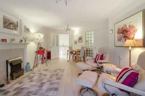 2 bedroom flat for sale, Manor Road North, Hinchley Wood, KT10