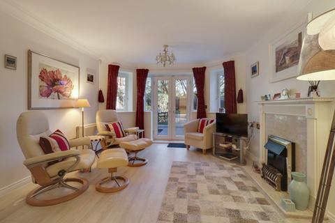 2 bedroom flat for sale, Manor Road North, Hinchley Wood, KT10