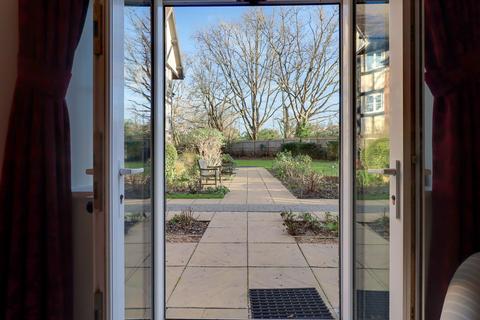 2 bedroom flat for sale, Manor Road North, Hinchley Wood, KT10