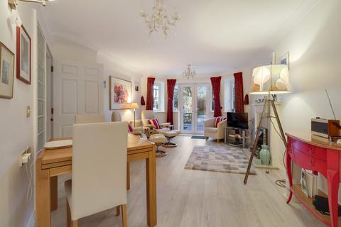 2 bedroom flat for sale, Manor Road North, Hinchley Wood, KT10