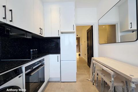 Studio to rent, Burleigh Gardens, Southgate N14
