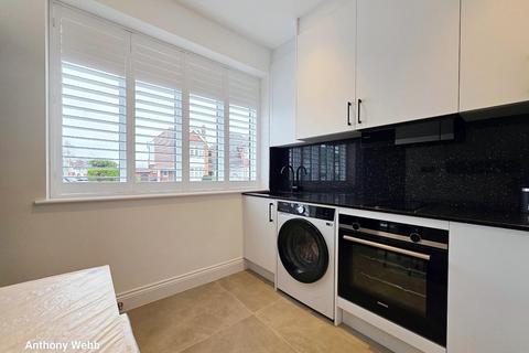Studio to rent, Burleigh Gardens, Southgate N14