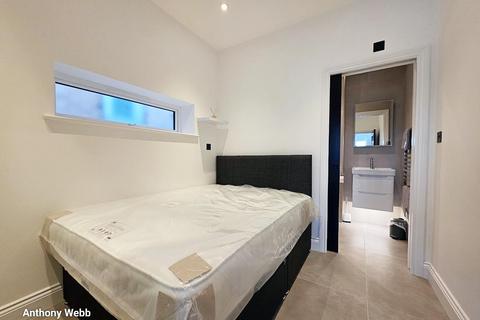 Studio to rent, Burleigh Gardens, Southgate N14