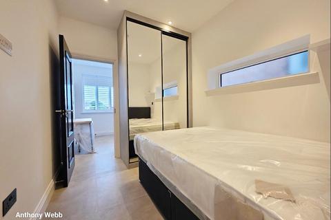 Studio to rent, Burleigh Gardens, Southgate N14