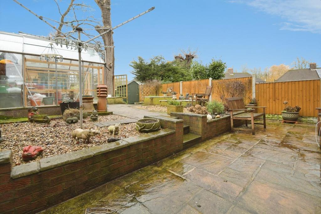 REAR GARDEN 01.jpg