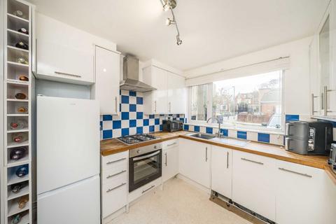 2 bedroom flat to rent, Larch Close, London SW12