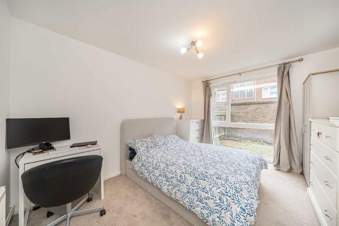2 bedroom flat to rent, Larch Close, London SW12