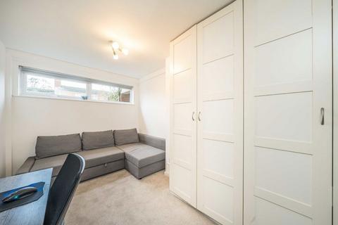 2 bedroom flat to rent, Larch Close, London SW12