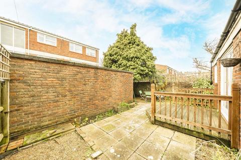2 bedroom flat to rent, Larch Close, London SW12