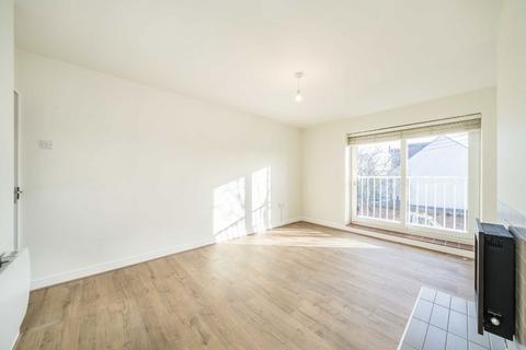 3 bedroom flat to rent, Lamberhurst Road, London SE27