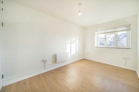 3 bedroom flat to rent, Lamberhurst Road, London SE27