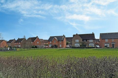 4 bedroom detached house for sale, Peppiatt Close, Horley
