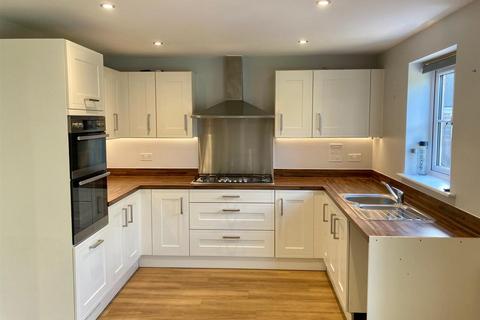 4 bedroom detached house for sale, Peppiatt Close, Horley