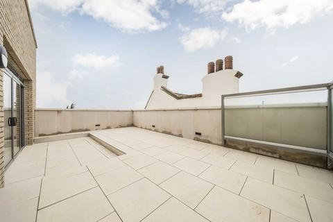 3 bedroom flat to rent, Coombe Road, New Malden KT3