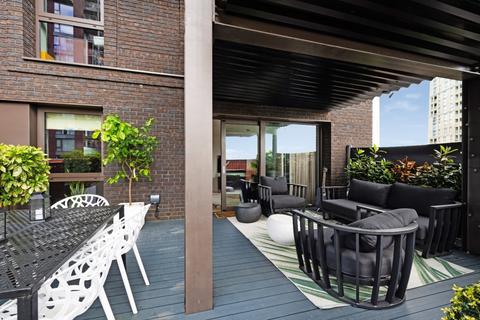 3 bedroom flat for sale, Viaduct Gardens London SW11