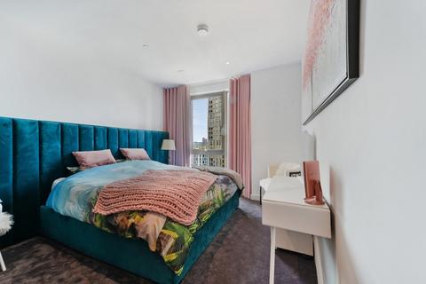 3 bedroom flat for sale, Viaduct Gardens London SW11