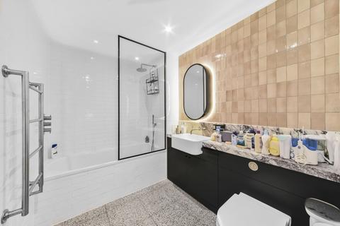 3 bedroom flat for sale, Viaduct Gardens London SW11