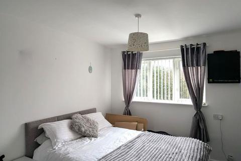 undefined, 32 Llwyncyfarthwch Llanelli