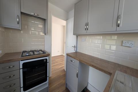 3 bedroom semi-detached house to rent, Ash Grove, Killay, SA2