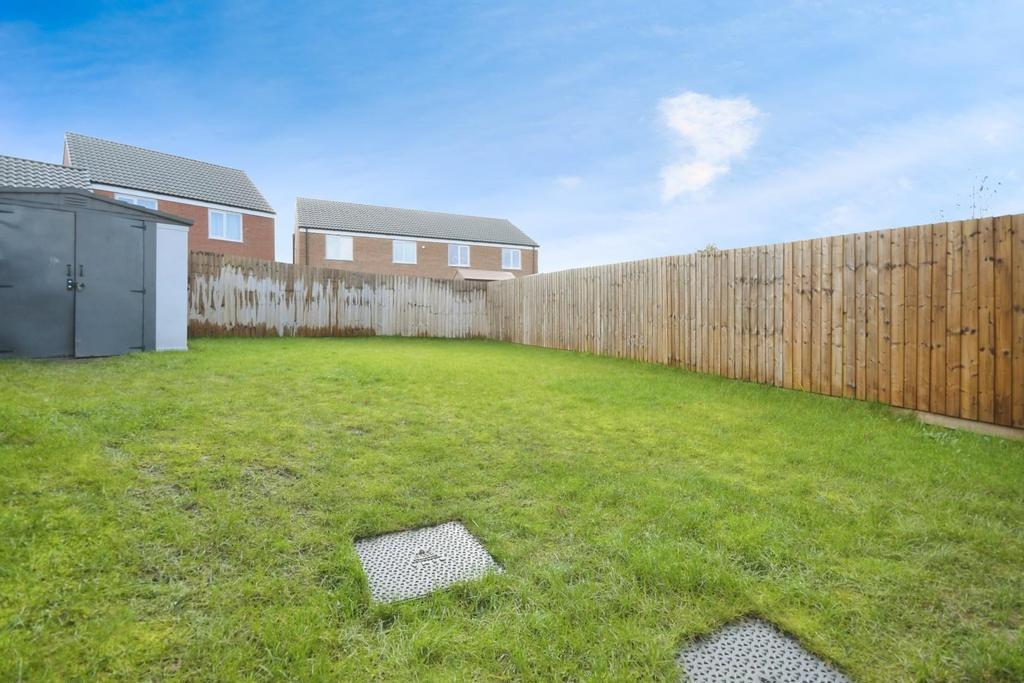 REAR GARDEN 02.jpg