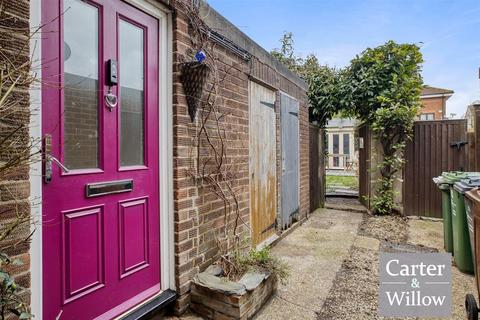 2 bedroom apartment for sale, Rainham Road South, Dagenham, Essex