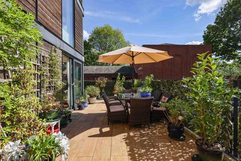 2 bedroom apartment for sale, Bazalgette Court, Great West Road, London, W6