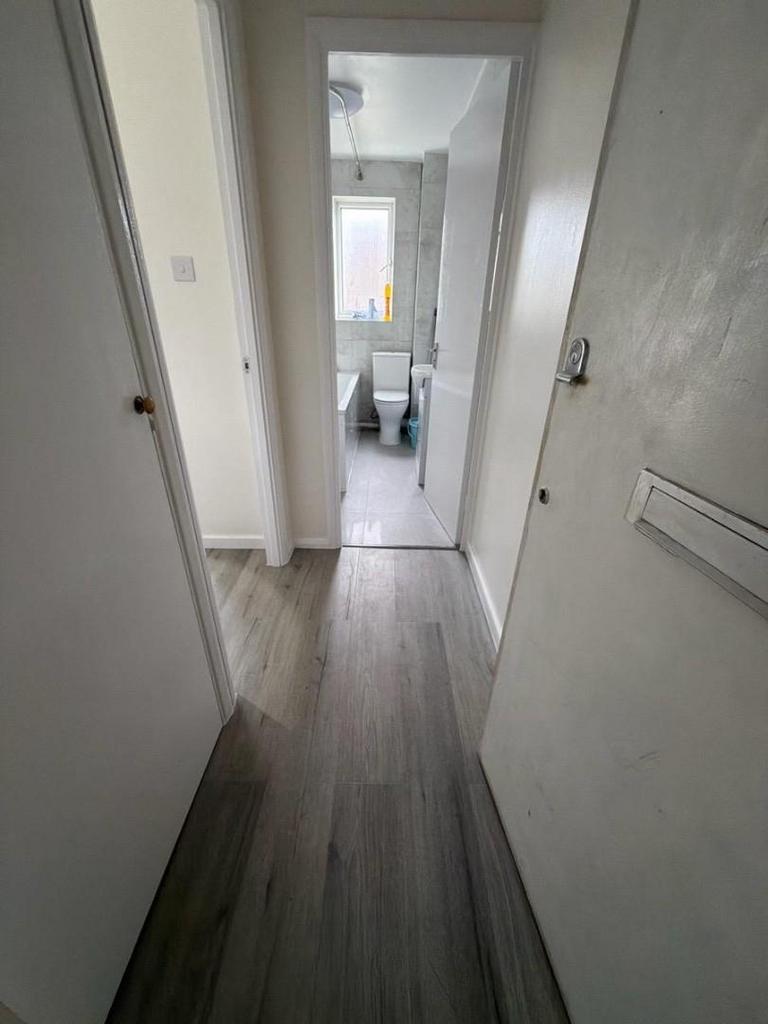 05-Hallway-0001.jpg