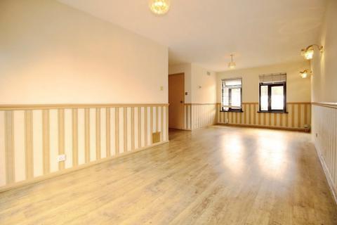 3 bedroom end of terrace house to rent, Carronade Place London SE28