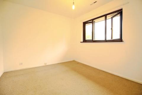 3 bedroom end of terrace house to rent, Carronade Place London SE28