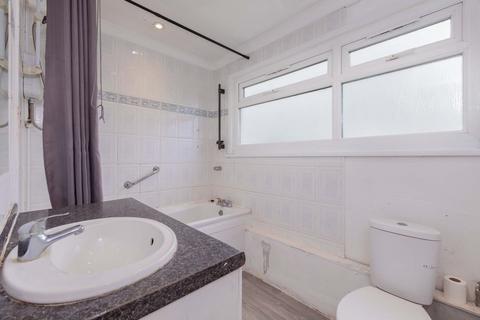 2 bedroom flat for sale, Quantock Close, Langley SL3