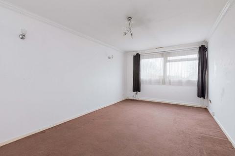 2 bedroom flat for sale, Quantock Close, Langley SL3