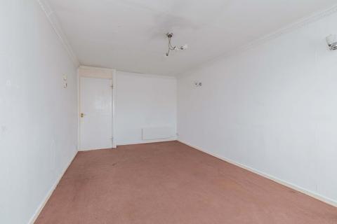 2 bedroom flat for sale, Quantock Close, Langley SL3