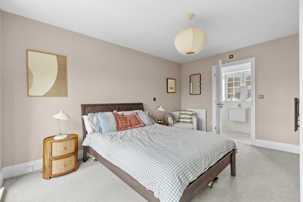 14 De Havilland Court, HP13 5 AG-3.jpg