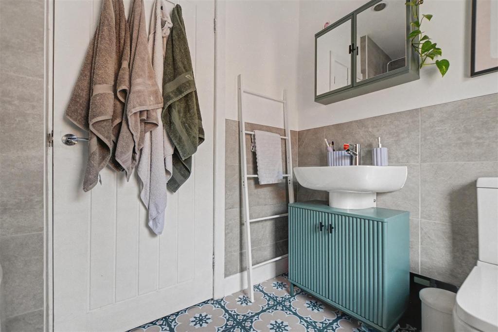 Bathroom 2.jpeg