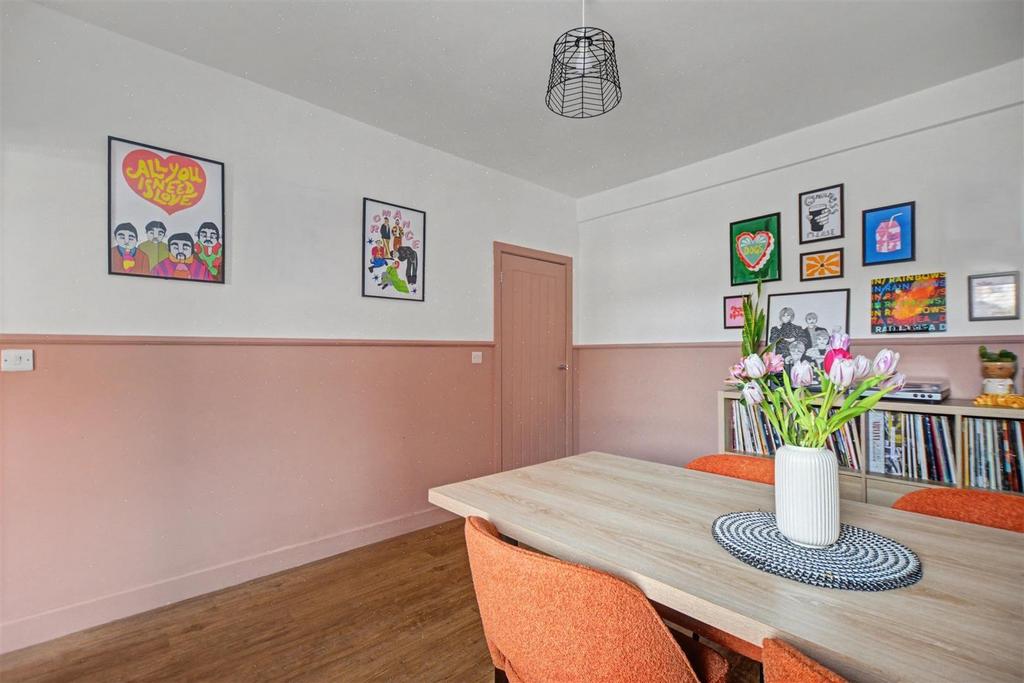 94 Wharncliffe Road dining 2.jpg