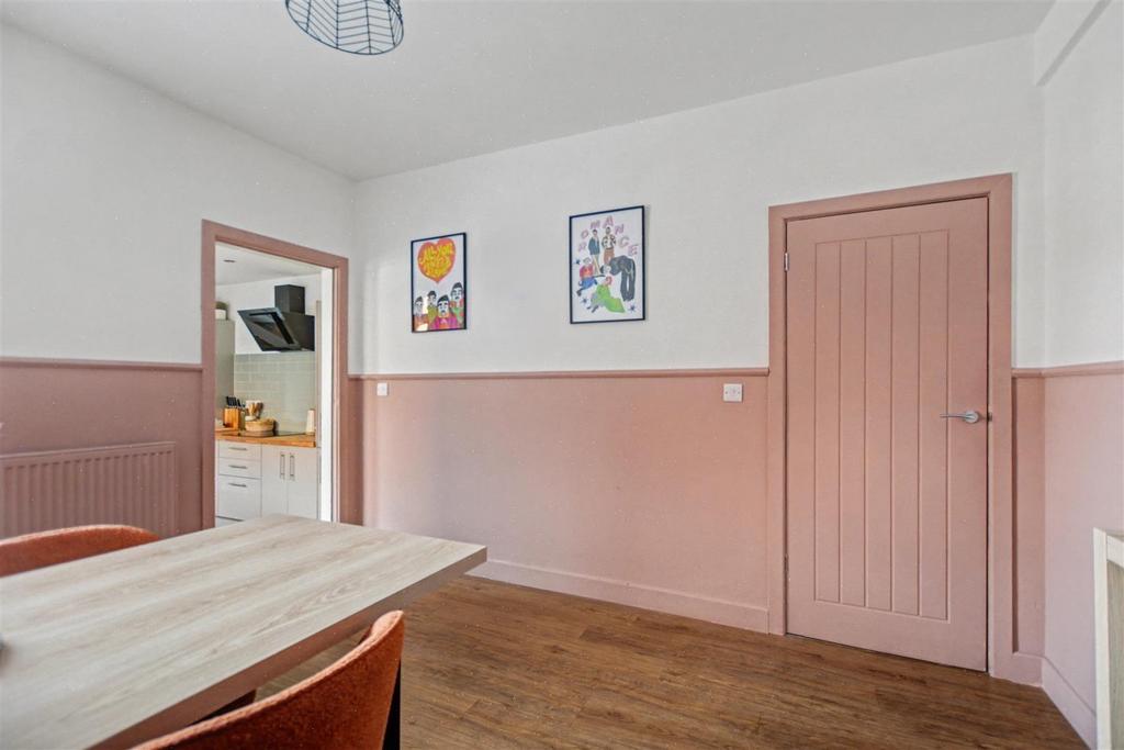 94 Wharncliffe Road dining 3.jpg
