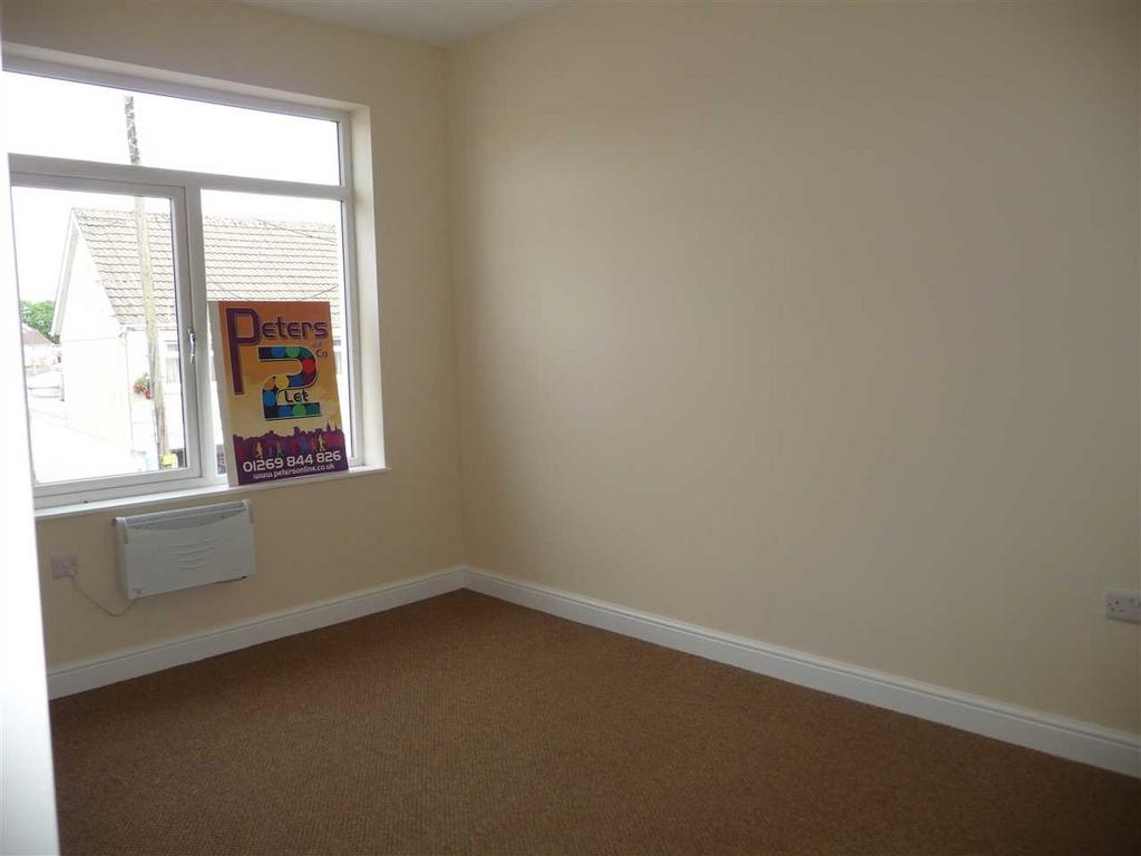 Front bedroom 1 :