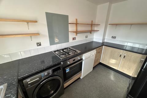 2 bedroom flat to rent, Crosslet Vale